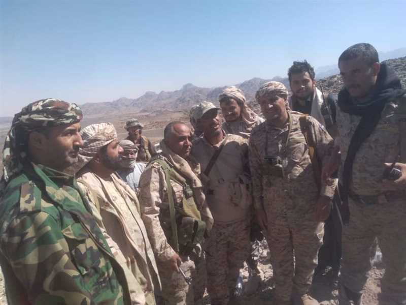 الفريق بن عزيز واللواء ثوابه يتفقدا الخطوط الأمامية بجبهة صرواح غرب مأرب