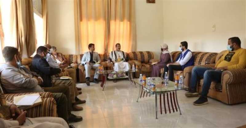 مناقشة التعاون الانساني لنقل النازحين إلى المخيمات بمأرب