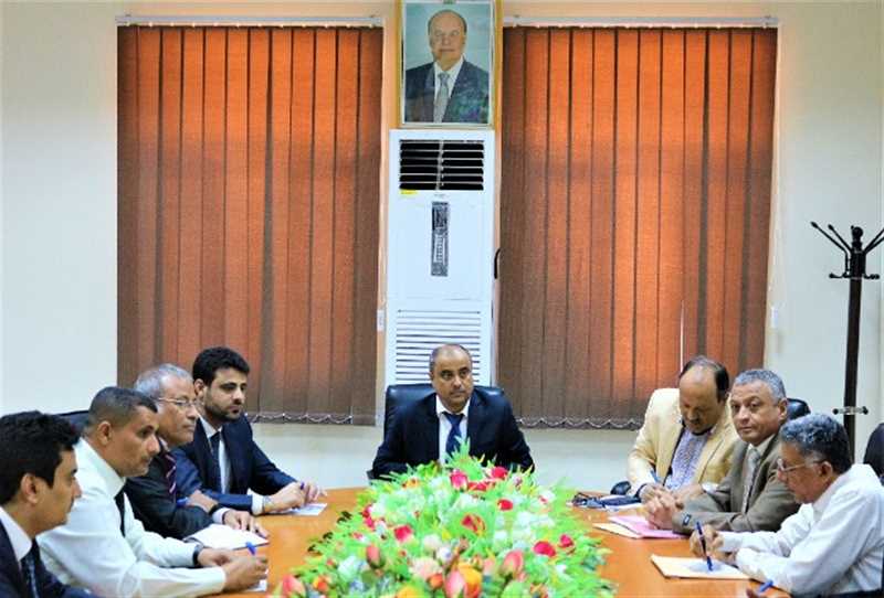 اجتماع بعدن يقر صرف مرتبات القطاع الإداري للدولة والموظفين النازحين