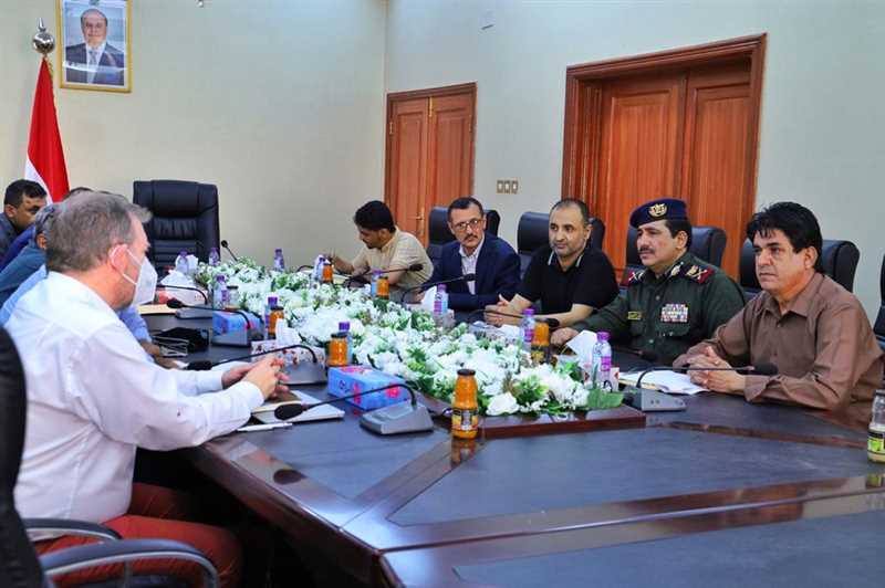 وزير الداخلية يطلع خبير لجنة العقوبات الدولية على نتائج التحقيقات الخاصة بقصف مطار عدن
