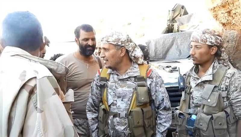 قائد المنطقة الثالثة يزور الخطوط الأمامية في جبهة صرواح ويؤكد على الجاهزية القتالية لأبطال الجيش الوطني