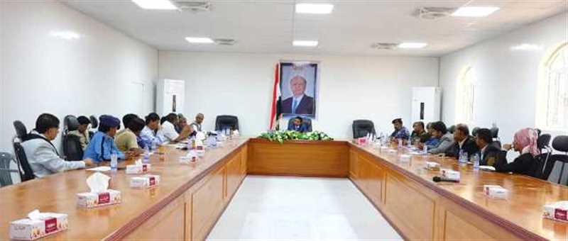 محافظ شبوة يوجّه بإزالة المباني العشوائية في الأودية المحيطة بمدينة عتق