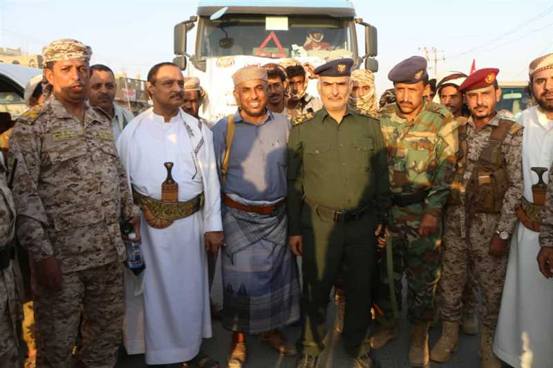 أبناء أبين يقدمون قافلة غذائية متنوعة دعماً لصمود مأرب