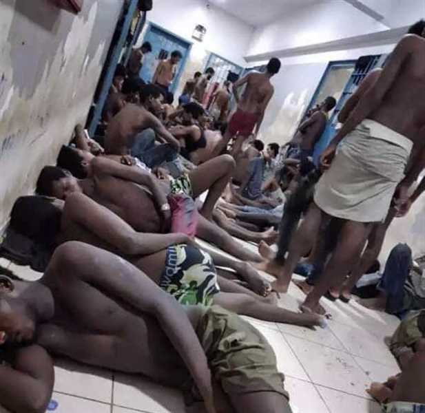 اليمنيون يؤدون صلاة الغائب على ضحايا محرقة الحوثيين بحق المهاجرين الأفارقة