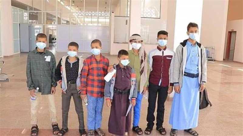 الجيش يُسلّم الصليب الأحمر 21 طفلًا جندتهم مليشيا الحوثي للقتال في مارب