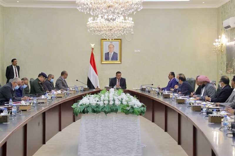 الحكومة ترحب بموقف السعودية من اقتحام معاشيق وتؤكد على ضرورة تنفيذ الشق العسكري والأمني من اتفاق الرياض