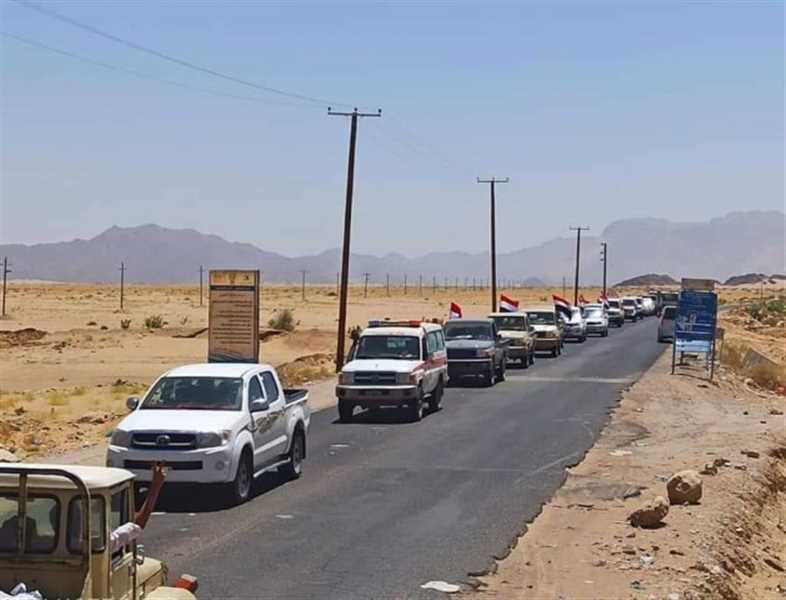 أبناء شبوة يقدمون قافلة غذائية متنوعة لدعم صمود الجيش في مأرب