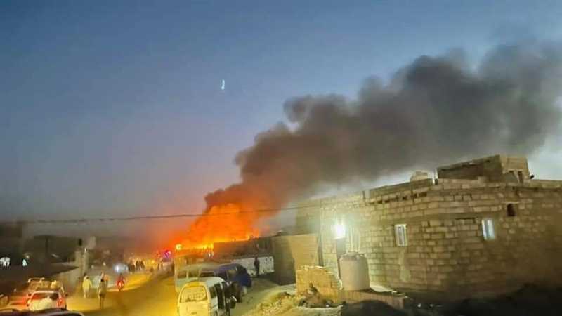 وفاة طفل وإصابة ٤ وتضرر ٣٥ مسكنا جراء حريق مخيم الجُفينة جنوب مأرب