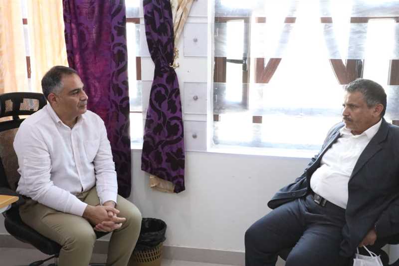 وكيل الجوف يناقش مع مدير مدير مكتب الاغذية العالمي قضايا النازحين نازحي المحافظة