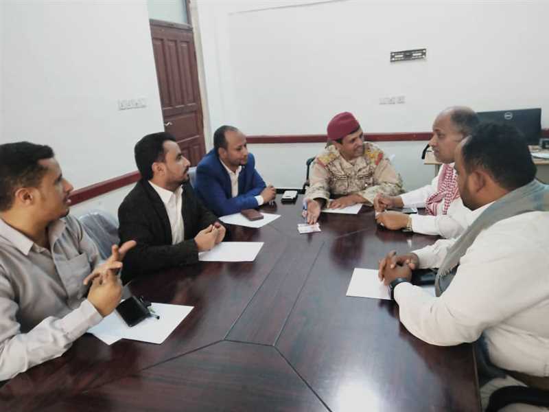 اجتماع للاذاعات المحلية يناقش توحيد جهود التعبئة العامة التي أطلقها محافظ مارب لدعم الجيش