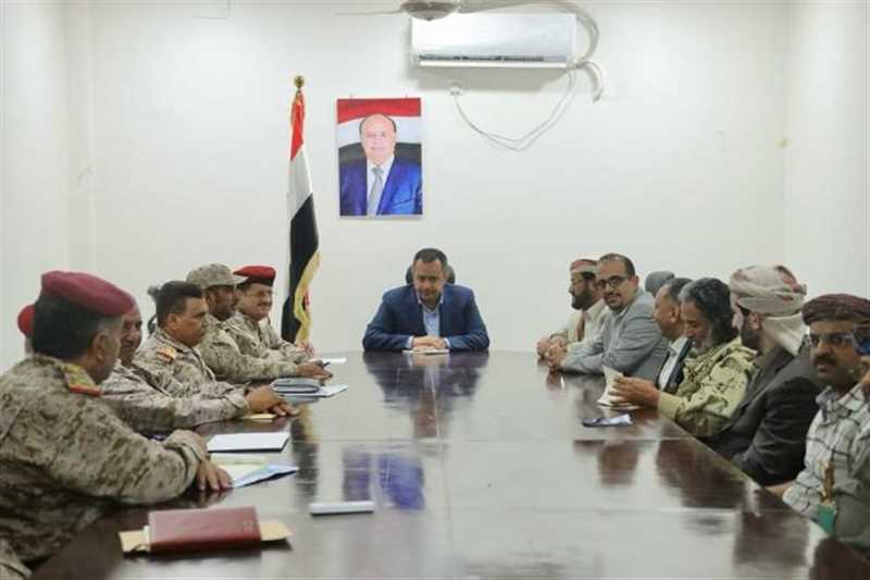 تفاصيل اجتماع عقده رئيس الوزراء بمارب مع قيادة وزارة الدفاع ومحافظي المحافظات