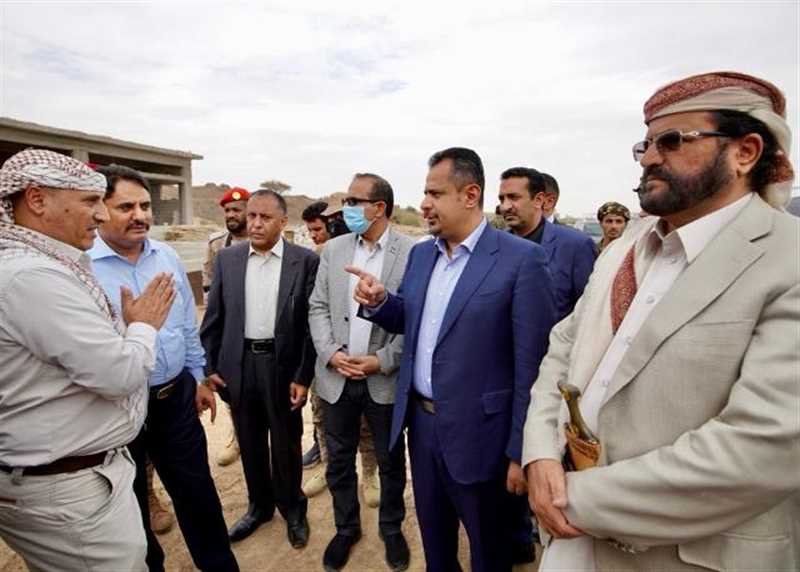 خلال زيارته المحطة التحويلية بمأرب.. رئيس الوزراء يشدد على ضرورة إنجاز المشروع في الوقت المحدد