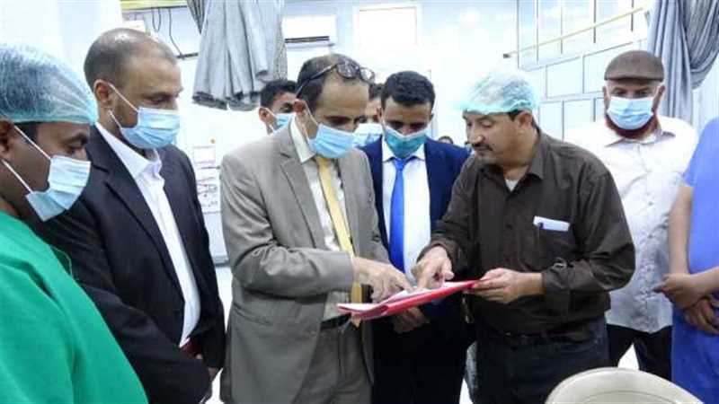 وزير الصحة يتفقد مستوى الخدمات الطبية بمستشفيي بيحان وعسيلان