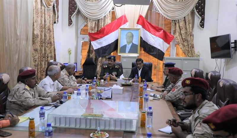 وزير الداخلية ومحافظ حضرموت يترأسان اجتماعاً للجنة الأمنية بالمحافظة
