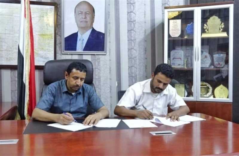 محافظ شبوة يوقع على عقد لصيانة المرحلة الأولى من طريق عتق- العبر الدولي