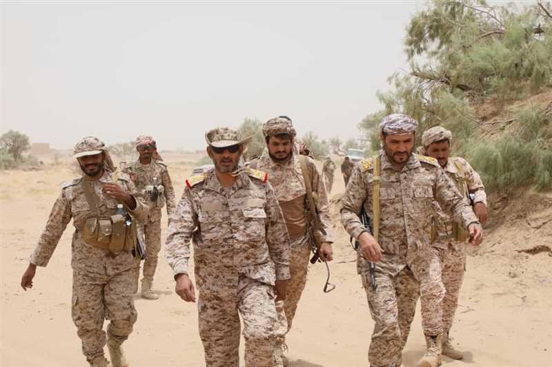 رئيس الأركان يتفقد قوات الجيش غرب مأرب
