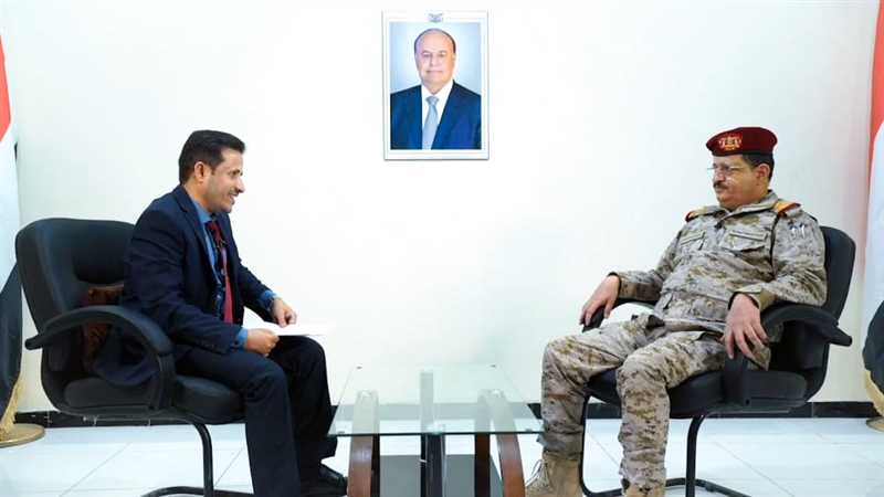 وزير الدفاع: القوات المسلحة ماضية في طريقها للإجهاز على المشروع الإيراني وتحقيق الأمن والاستقرار لليمن