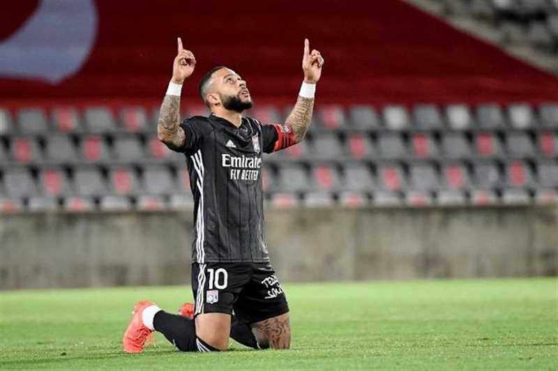 برشلونة يرضخ لرغبة المهاجم الهولندي "ديباي"