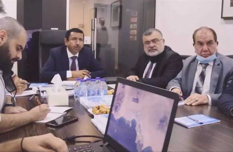 بالصور.. محافظ شبوة يتسلم النسخة النهائية من التصاميم الهندسية لمشروع ميناء قنا