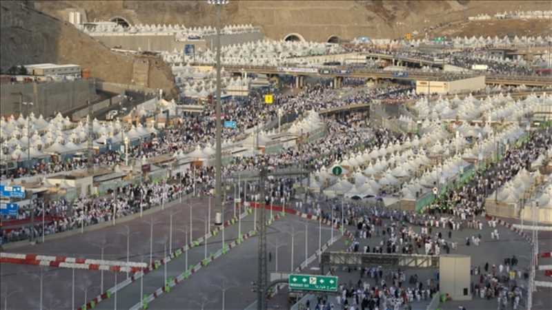 حجاج بيت الله ينفرون إلى مزدلفة بعد قضاء ركن الحج الأعظم
