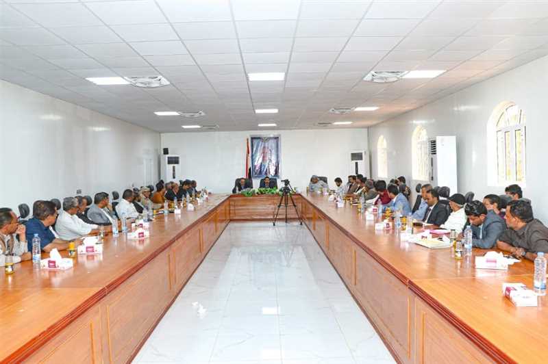 شبوة: المكتب التنفيذي يوصى بمتابعة تشغيل المنشآت الغازية والنفطية في المحافظة