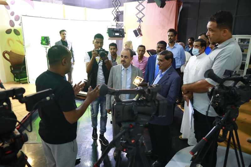 وزير الإعلام ومحافظ حضرموت يطلعان على سير العمل في قناة حضرموت والمسرح الوطني بالمكلا