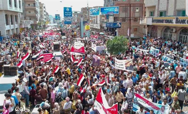 مظاهرة كبيرة في تعز تنديدا بالفساد ودعما للجيش والأمن