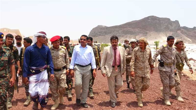 محافظ شبوة يزور منتجع قنأ السياحي ويشيد بسرعة الإنجاز فيه