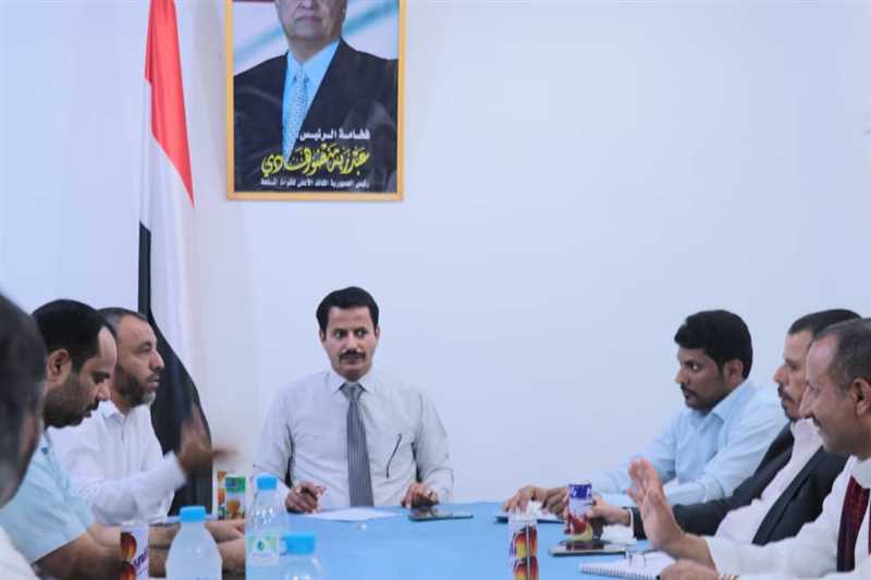 مأرب: نائب وزير التربية يعقد اجتماعا مع مدراء الوزارة في عدد من المحافظات لبحث استيعاب الطلاب النازحين