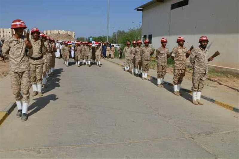 تشييع رسمي لجثمان العقيد عادل القردعي والملازم عزام المرادي