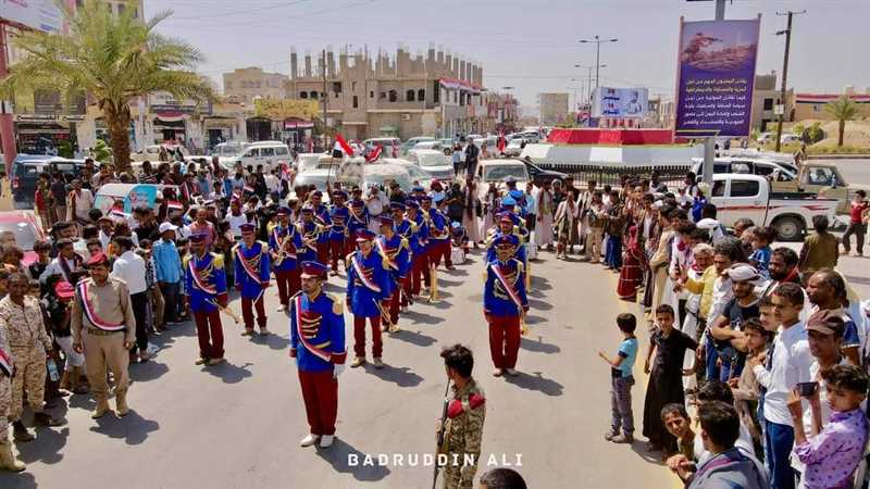 بالصور: الفرقة الموسيقية العسكرية تجوب شوارع مأرب ابتهاجاً بالذكرى الـ59 لثورة 26 سبتمبر