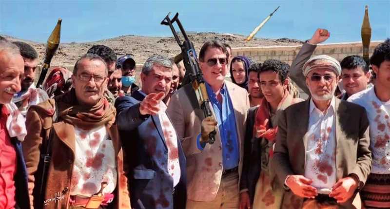 صورة لمسؤول أممي  في العبدية تثير غضباً شعبيا.. ناشطون: دور الأمم المتحدة  لم يعد نزيهاً ويدعم مليشيا الحوثي .