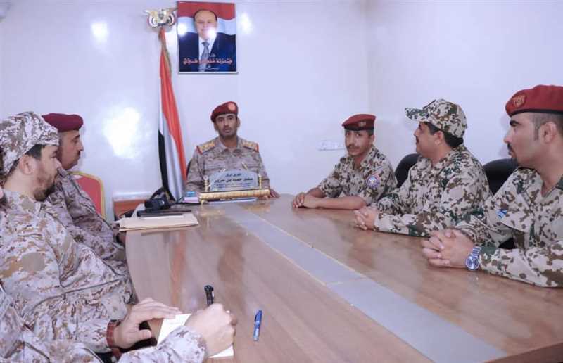 رئيس هيئة الأركان العامة يلتقي بعدد من ضباط المقاومة الوطنية وحراس الجمهورية.