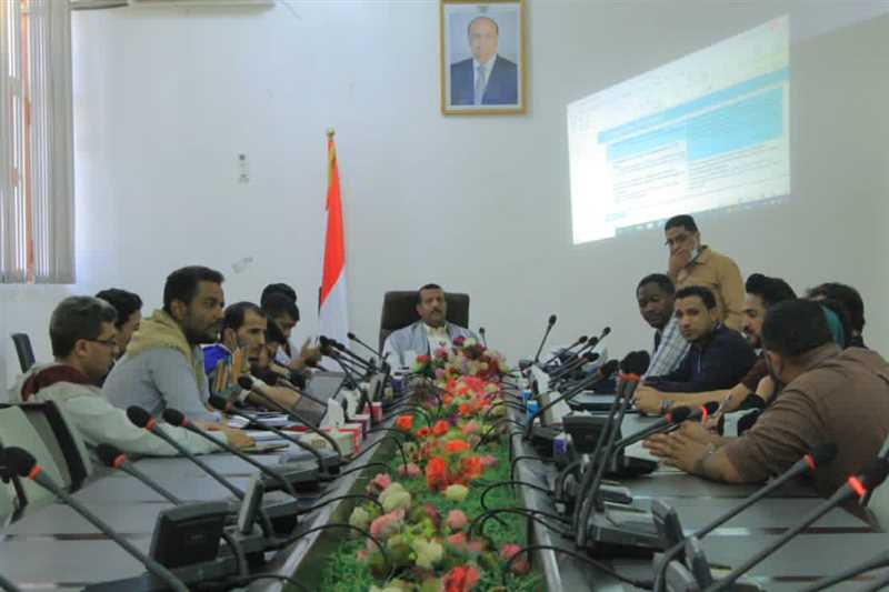 اجتماع يناقش الحلول والمعالجات لتفادي التلوث البيئي بمدينة مارب بسبب عدم وجود شبكات صرف صحي.