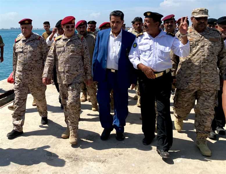 وزير الدفاع يتفقد قيادة القوات البحرية والقاعدة البحرية بعدن