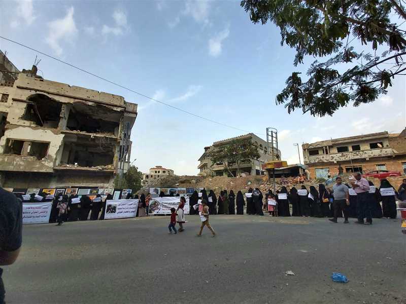 وقفة احتجاجية في تعز دعت في بيانها مجلس القيادة الرئاسي إلى إيقاف كل أشكال التشاور والمفاوضات مع الأمم المتحدة.