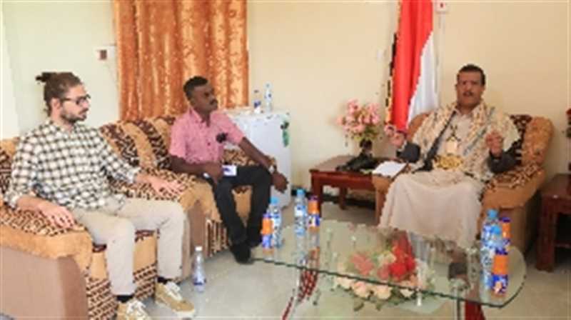 وكيل محافظة مارب الدكتور مفتاح يناقش التدخلات الإنسانية لمنظمة أكتد بمأرب.