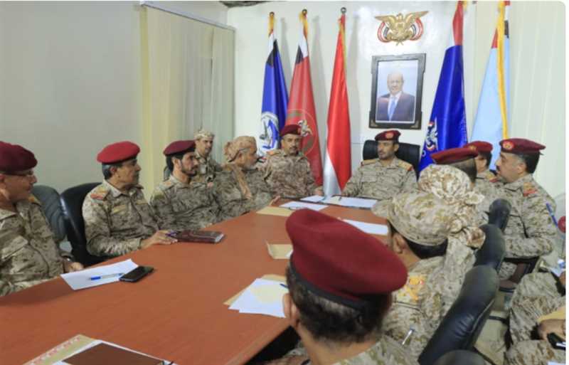 رئيس هيئة الأركان يطلع على تقارير الإنجاز للنصف الأول من العام القتالي