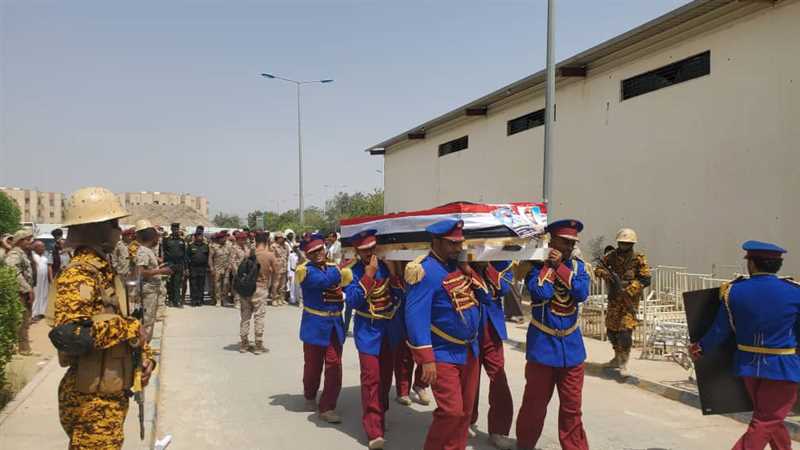 تشييع رسمي وشعبي لجثمان العميد البقماء يتقدمه رئيس الأركان ووكلاء محافظة مأرب.