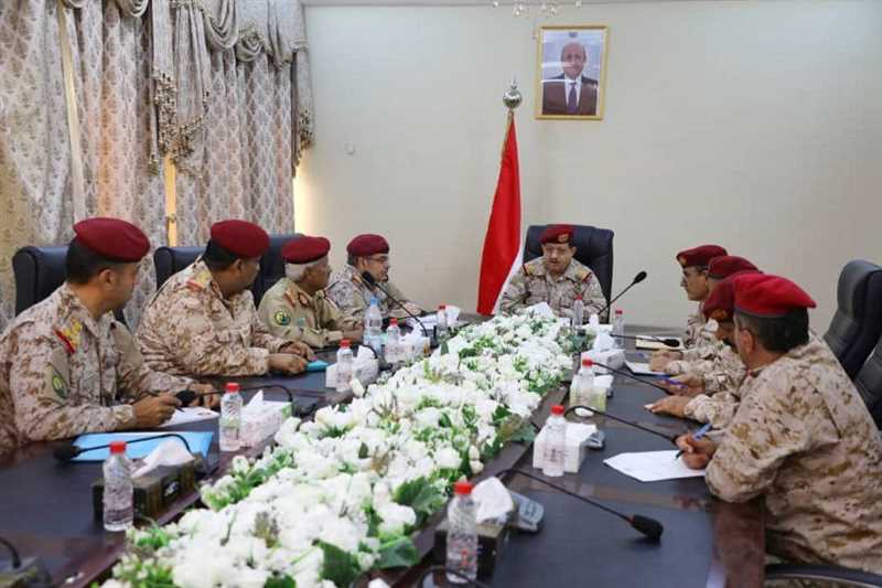 وزير الدفاع:يحث  على أهمية اعداد منتسبي القوات المسلحة قتاليا ومعنويا وفق معايير علمية وعقيدة وطنية بعيدا عن الولاءات الضيقة..