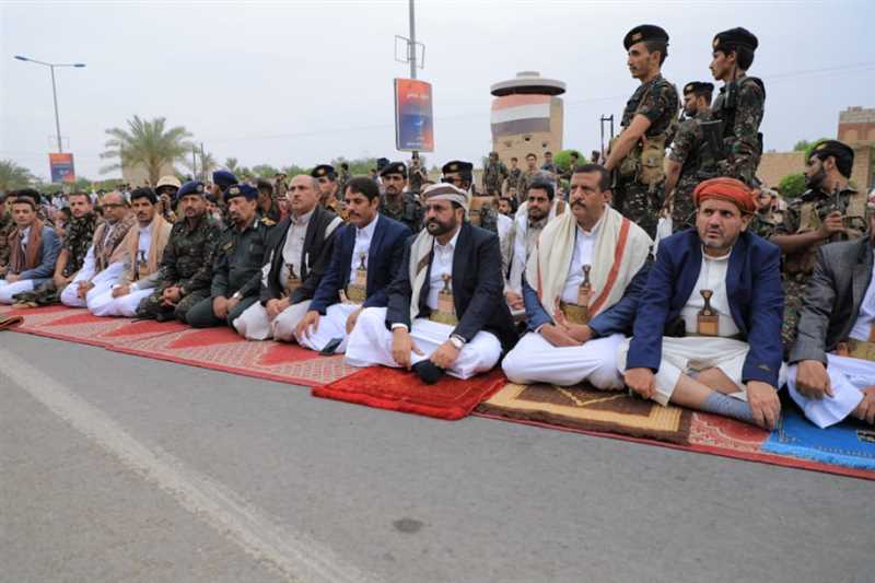 عضو مجلس القيادة الرئاسي اللواء العرادة يؤدي صلاة العيد مع جموع المواطنين في مأرب.