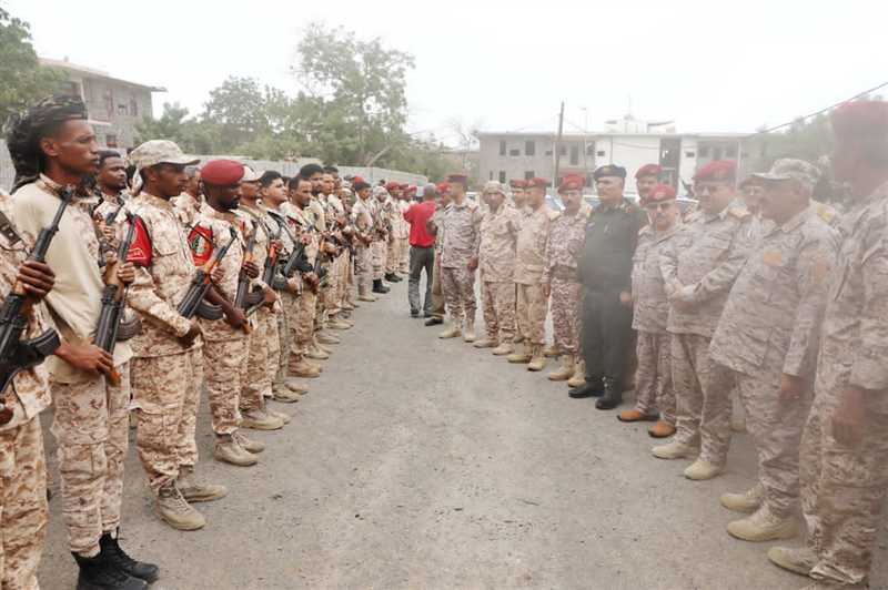 وزير الدفاع يتفقد قيادة المنطقة العسكرية الرابعة ويزور جرحى القوات المسلحة بعدن.