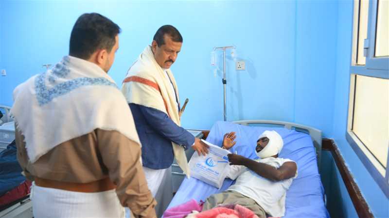 وكيل محافظة مارب مفتاح يتفقد نزلاء هيئة مستشفى مأرب ،ويلتقي بعدد من ضحايا القصف والالغام الحوثية الذين أصيبوا الأسابيع الماضية.