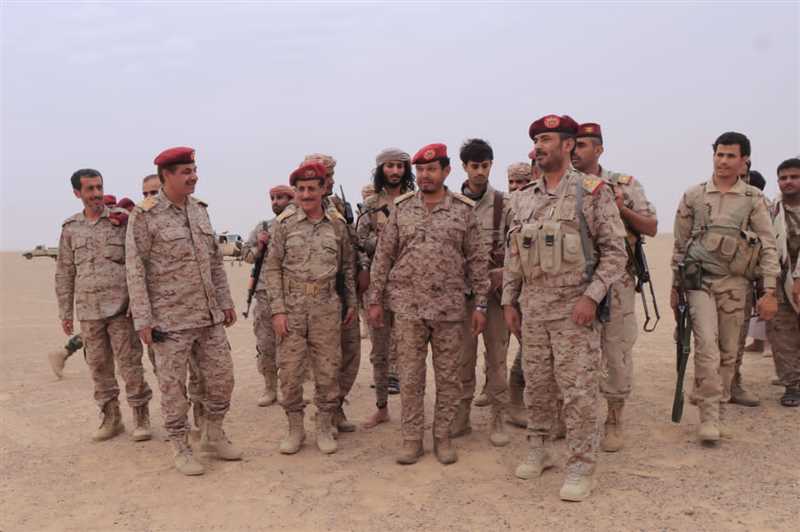 خلال تفقده للمرابطين في الجبهات ..رئيس الأركان نخوض معركة مقدسة ونحارب المشروع الفارسي في قلب العروبة.