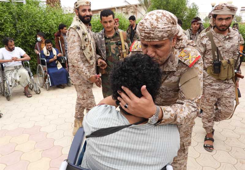 قائد المنطقة العسكرية الثالثة يتفقد جرحى الجيش والمقاومة بمارب .