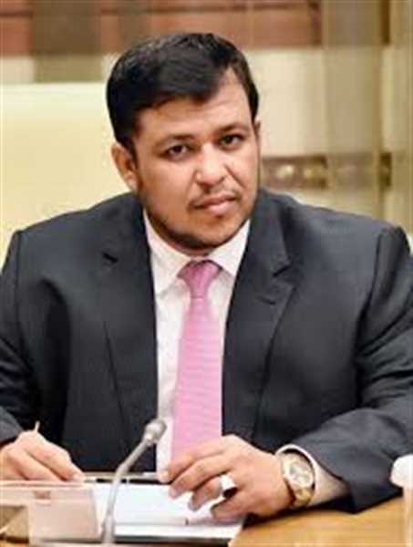 نائب رئيس مجلس القيادة الرئاسي العليمي يرحب بتصريحات بايدن بشأن اليمن ويؤكد انه من حق اليمنيين منع التدخل الايراني السافر وإنهاء الانقلاب واستعادة الدولة.