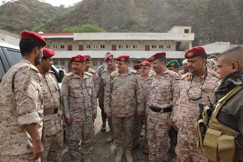 وزير الدفاع يشيد بتضحيات الجيش والمقاومة في تعز ويؤكد أن الاستقرار والسلام لن يتحقق الا بانهاء التمرد الحوثي والمشروع الإيراني.