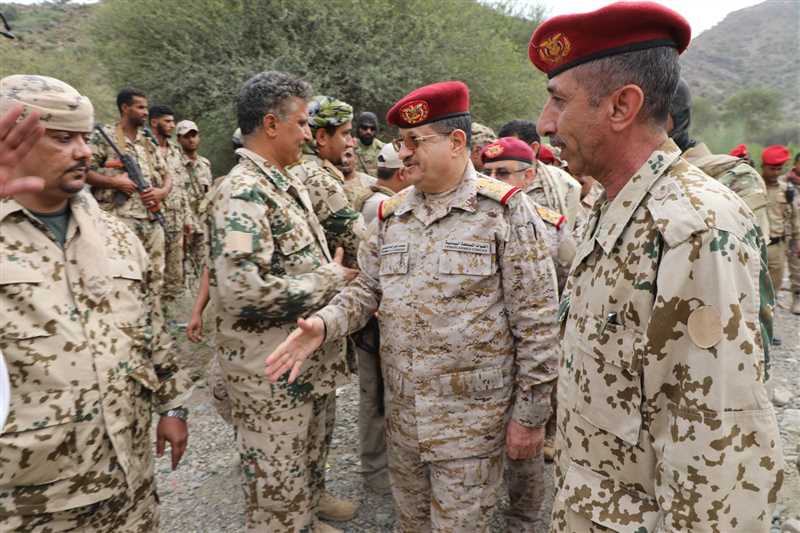 وزير الدفاع خلال تفقد المُقاتلين في البرح بتعز.. الأبطال قادرون على تحقيق النصر واحلال السلام الدائم  لن يتحقق الا باستعادة الدولة وتحرير اليمن.
