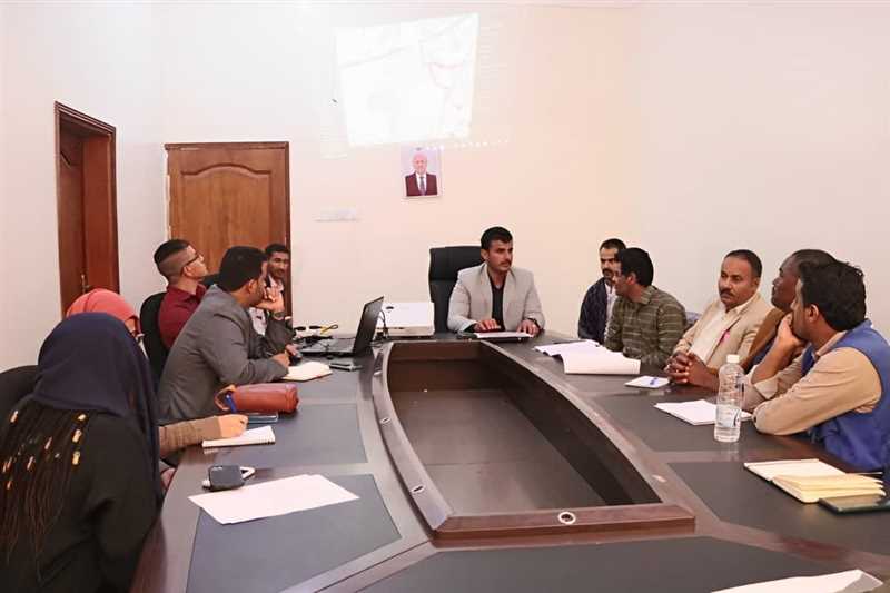 الوحدة التنفيذية وصناعة مأرب  تناقش مع الغذاء العالمي حماية النازحين من سوء مواصفات الغذاء وما يترتب عليها من أضرار