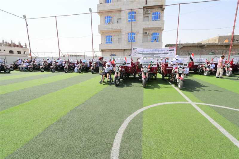 بدعم من الكويت ..توزيع 30 عربة نقل (تكتك) بمأرب للأسر الأشد فقرا.